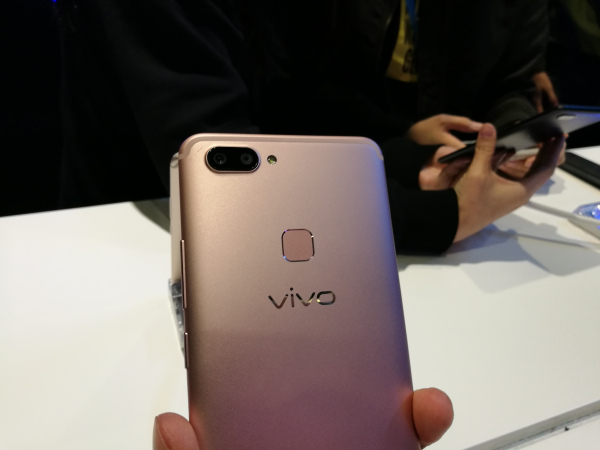 迈向线下推广的全屏手机：vivo X20当场实拍视频