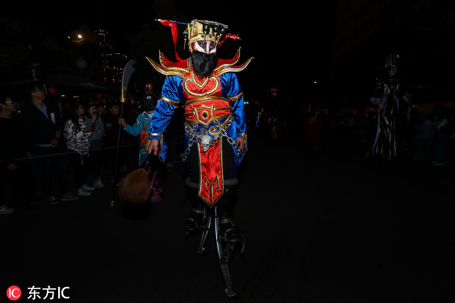 武汉欢乐谷万圣节鬼怪大巡游 游客与骷髅共舞