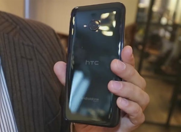 旗舰级全面屏手机！HTC U11 Plus真机亮相：夹层玻璃后盖板很引人注意