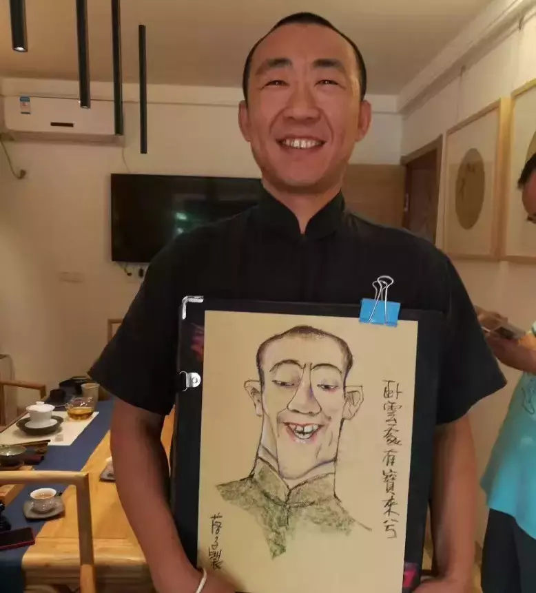 天天漫画网:漫画家落子《7年间免费为百姓画了20000多幅人物肖像》
