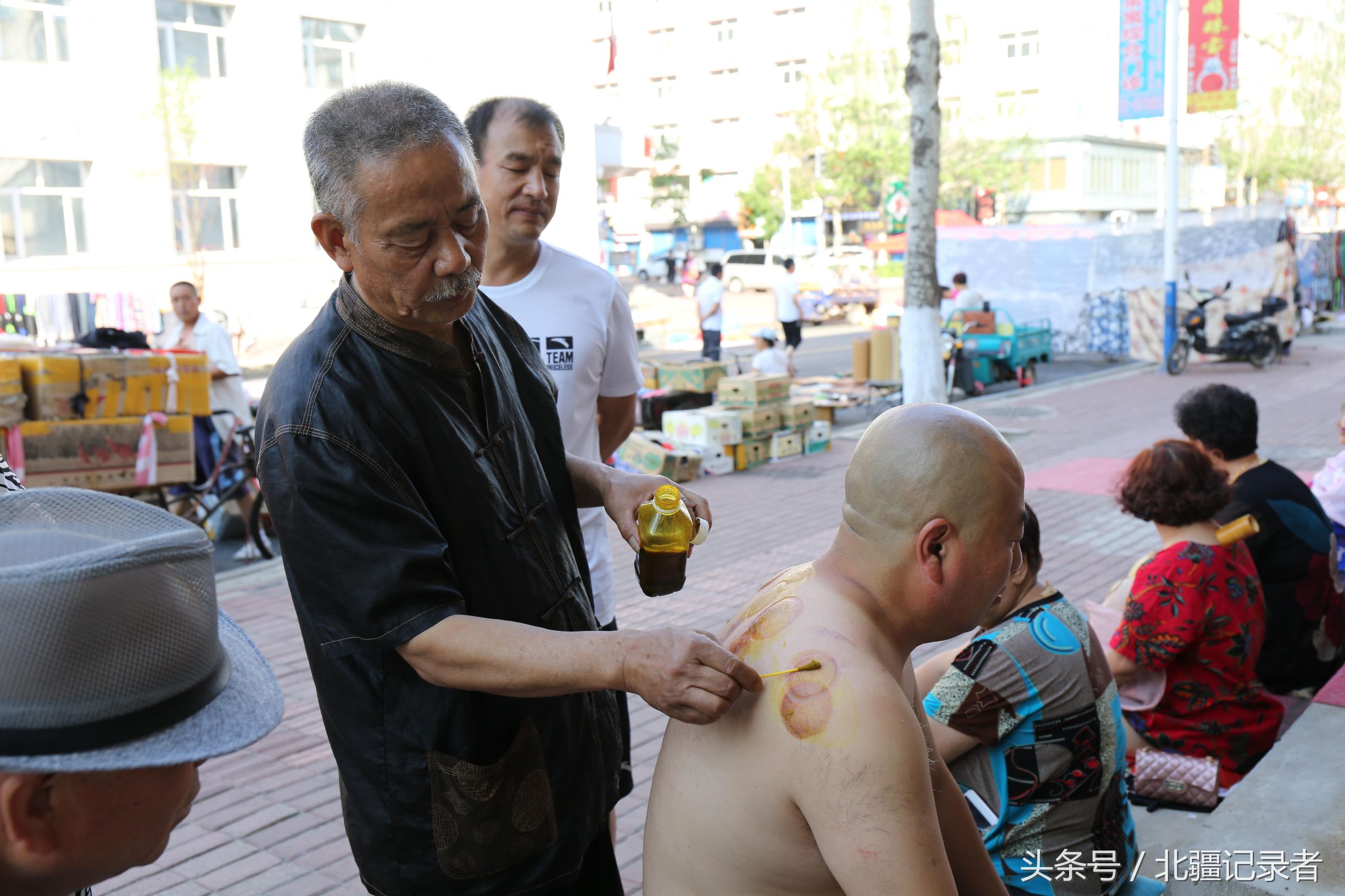 果然高手在民间！老郎中三伏天秀硬气功和点穴神功绝技行医日赚千元