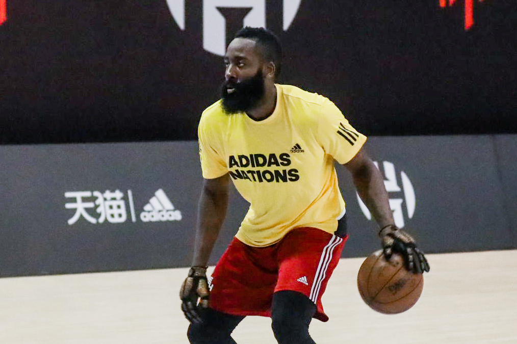 nba打球为什么要穿厚衣服(什么叫勤奋 哈登去阿里巴巴陪超级会员打球 戴厚手套加场练习)