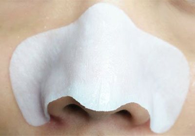鼻子上挤出来的白色物体是什么？如何去除？