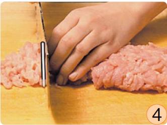 切肉有妙招 要想肉馅剁得细 换着方向切四遍 保准省时又省力