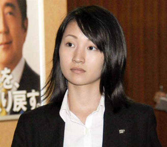 揭秘日本首相美女保镖，掏枪速射只需0.2秒，剑道无敌能劈子弹