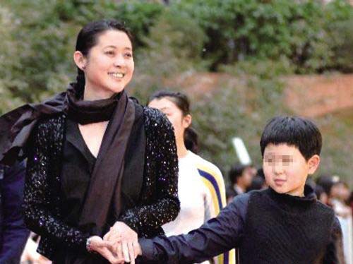她是央视最美女主持，却和王菲倪萍一样为了孩子退出央视！