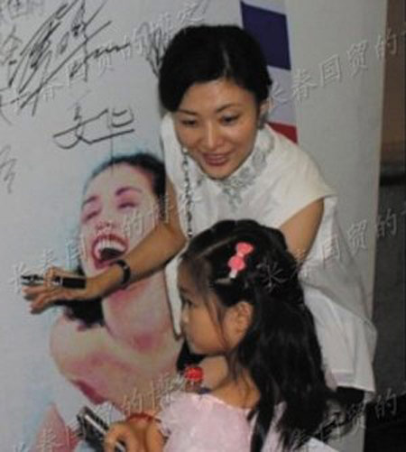 她是央视最美女主持，却和王菲倪萍一样为了孩子退出央视！
