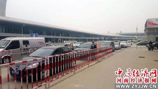 郑州新郑机场停车收费系统闹故障 接机车辆被滞留遭遇冷处理