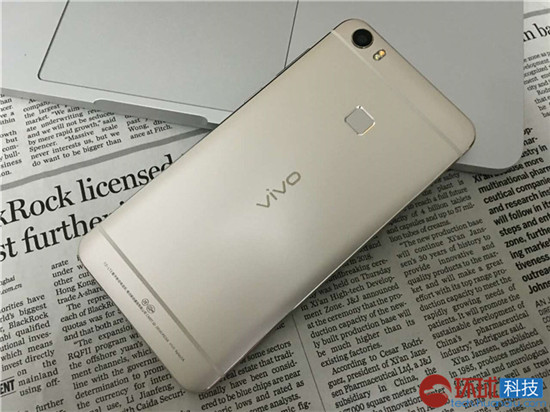 8GB运行内存 单叶双曲面屏 vivo Xplay5当场免费试玩