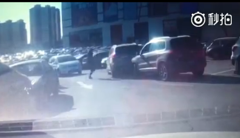 视频：欧亚卖场停车场现惊人一幕 什么仇什么怨