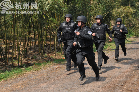 废弃校园传来激烈枪战声 杭州特警12小时极限实战演练
