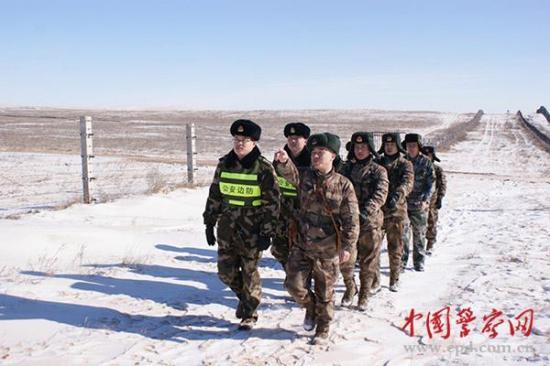 内蒙古北屯边防派出所与驻地解放军开展联合巡边行动