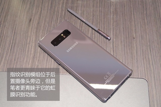 全视曲屏配双摄像头 三星Note 8真机里手