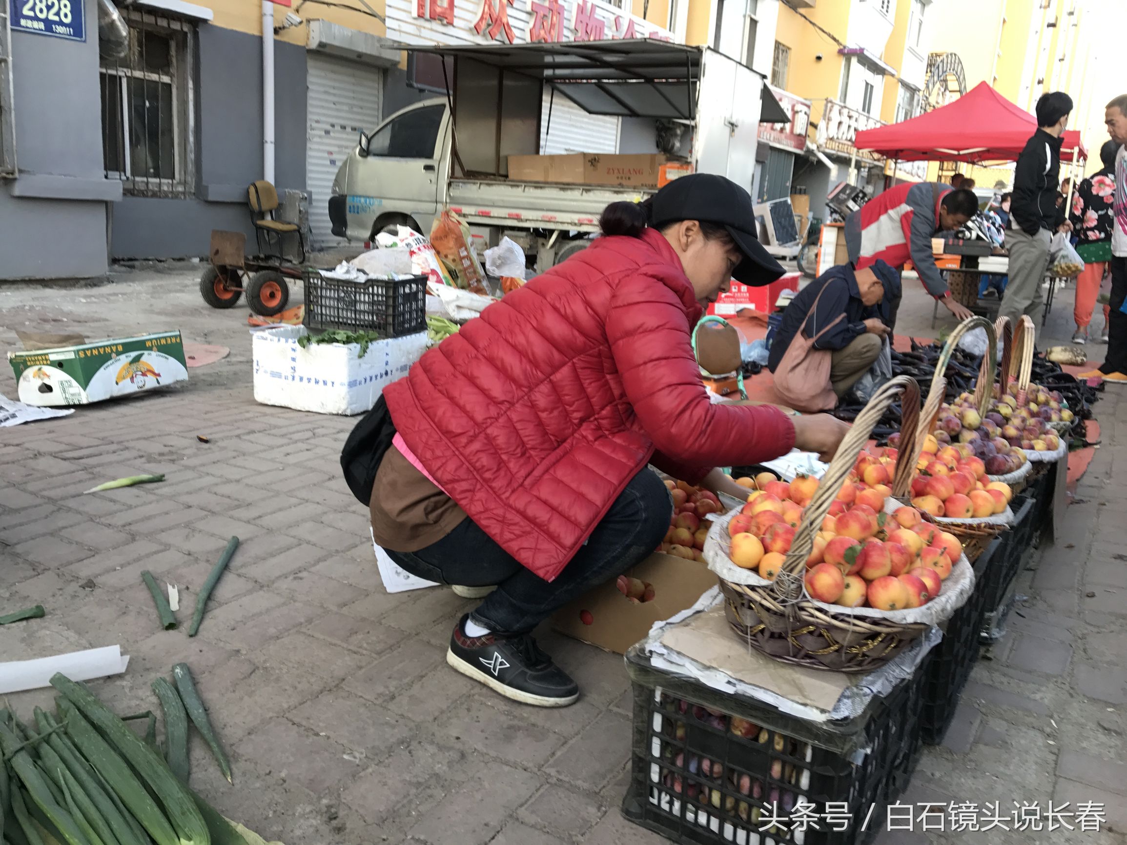 长春八月如初冬 户外12度穿棉大衣卖货