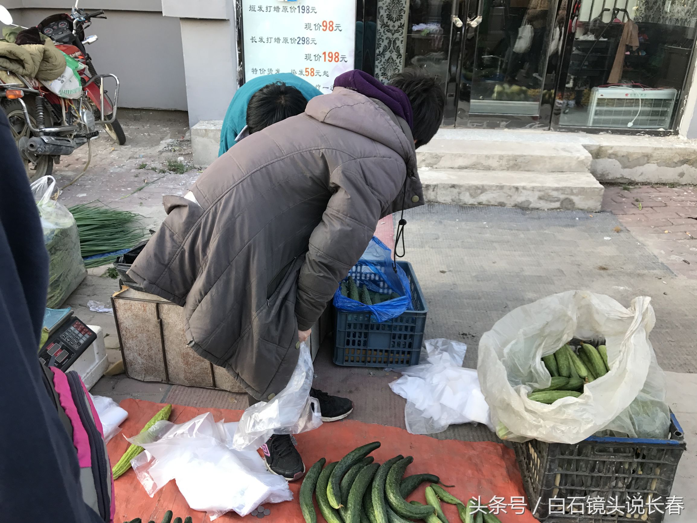 长春八月如初冬 户外12度穿棉大衣卖货