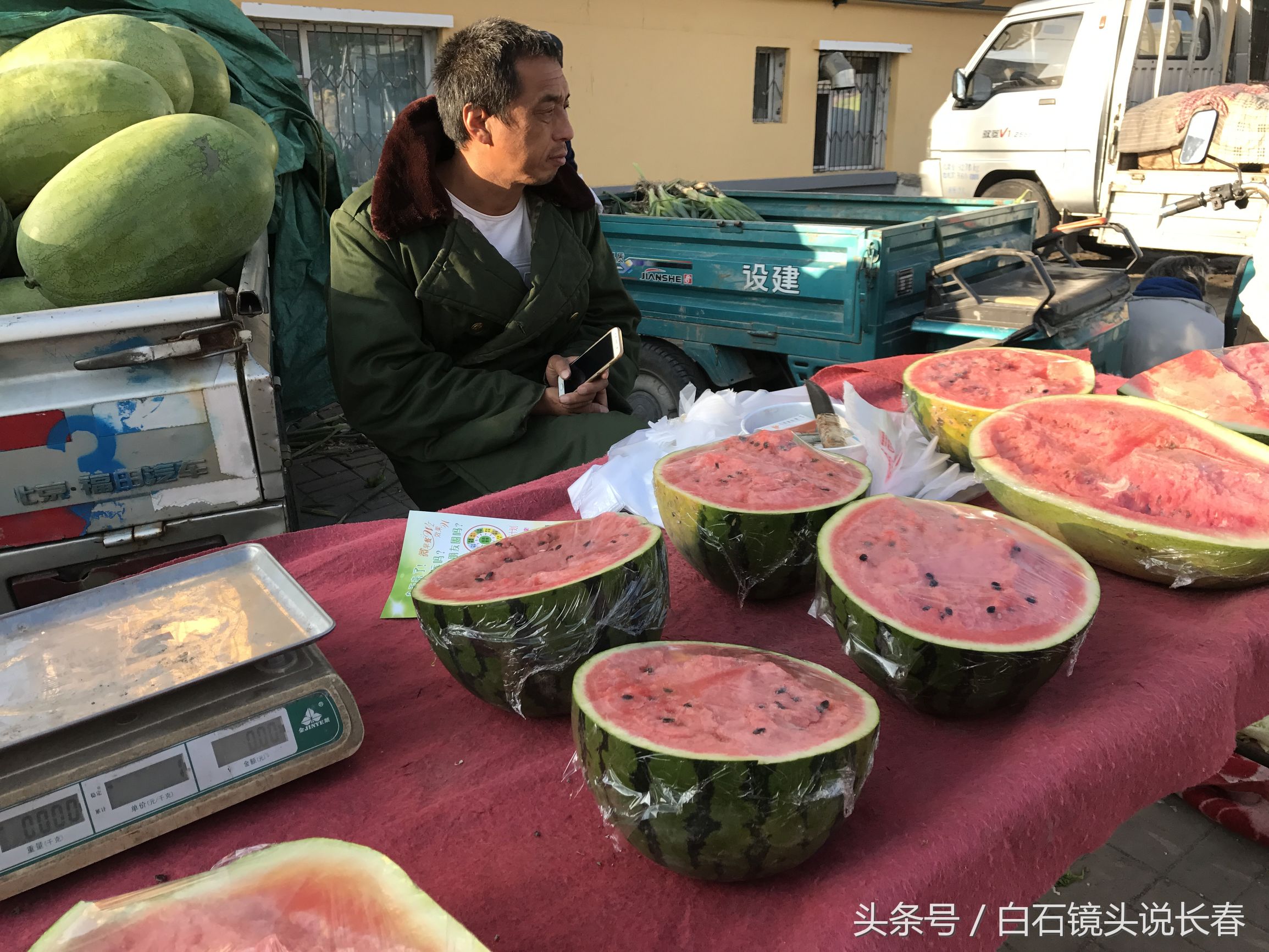 长春八月如初冬 户外12度穿棉大衣卖货