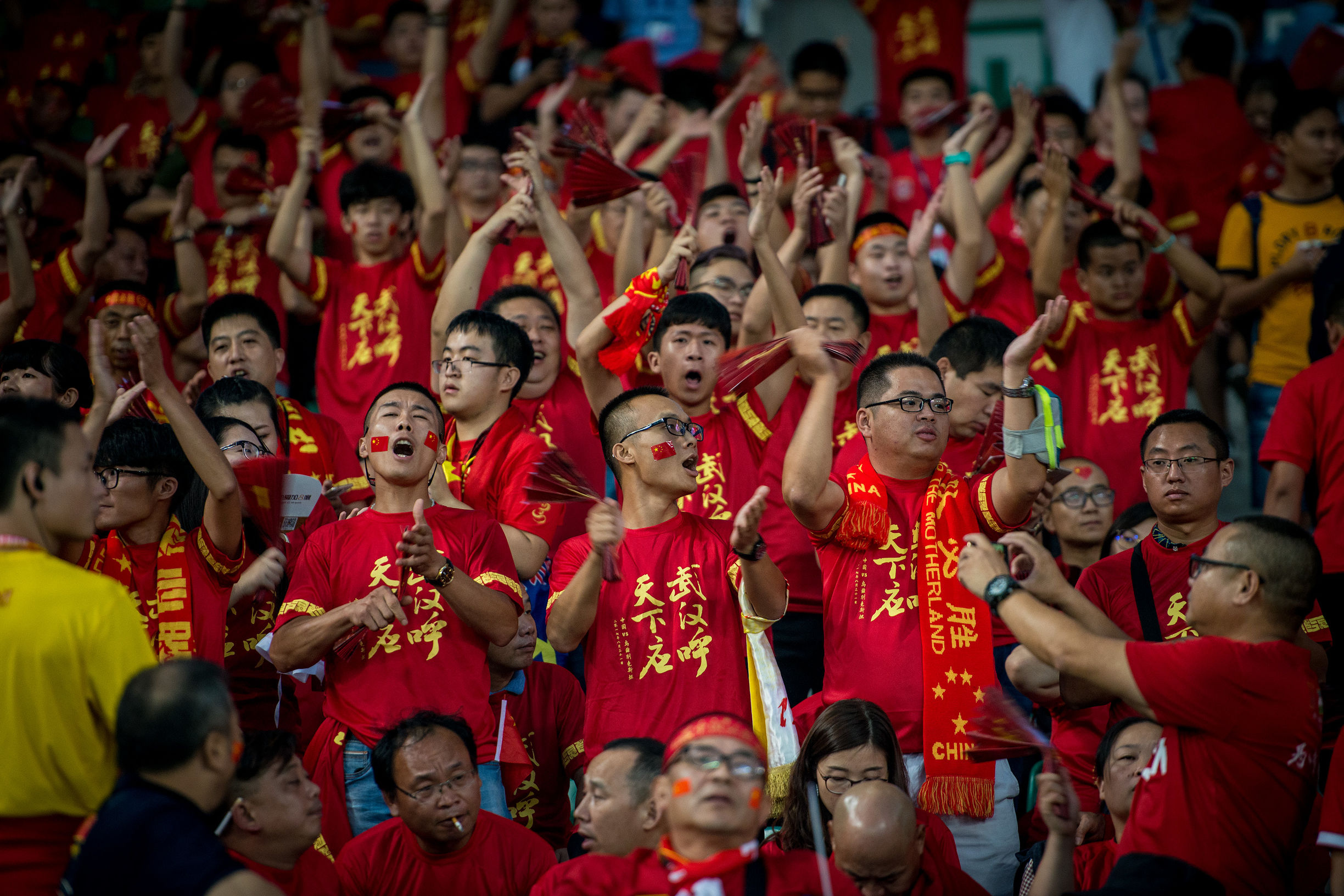 武汉国足世界杯预选赛(超燃！武汉现场：国足对战乌兹别克斯坦！点球1：0)