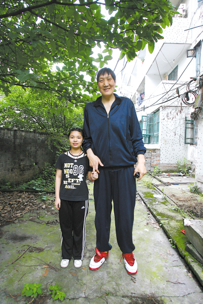 姚明图片大全(盘点中国第一梯队的10大高人，最后一个女巨人，姚明排在第二梯队)