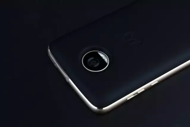 模块手机重续一代：Moto Z2 Play拆箱