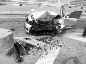 石家庄：汽车撞上水泥隔离墩司机不幸身亡