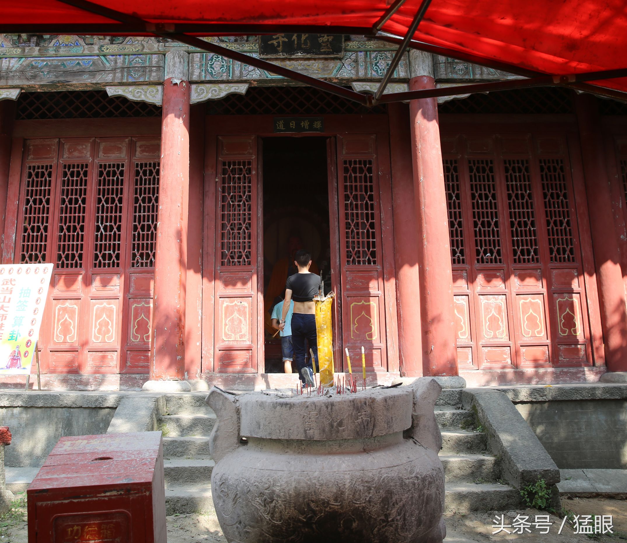 朋友寺内上香三根免费，为什么要上三根香，回来才知道为什么