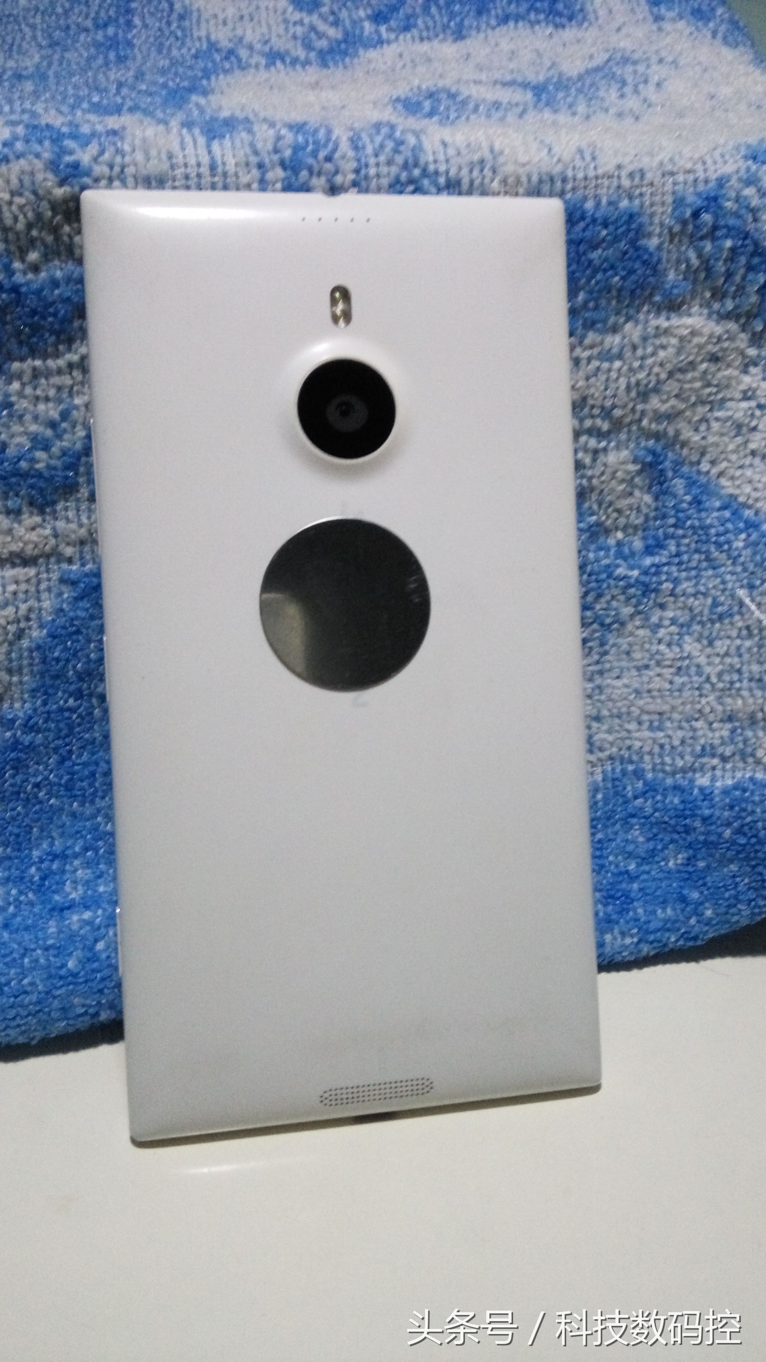 淘宝闲鱼上淘了个中国发行LUMIA 1520纯碎是为了更好地情结