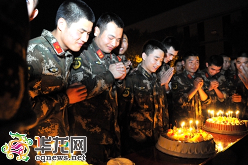 许愿吹蜡烛 重庆5名武警战士在军营过了个难忘的生日