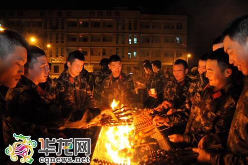 许愿吹蜡烛 重庆5名武警战士在军营过了个难忘的生日