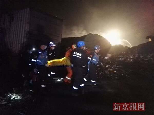 岳阳蓝天救援队：京港澳高速爆炸有车零件被炸飞至50米外山上