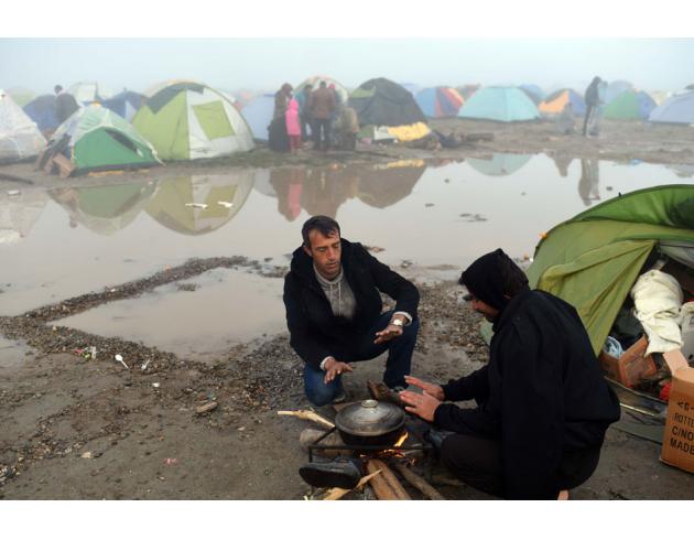 中东难民在希腊难民营“自焚”抗议，要求重开边境
