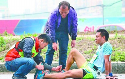 清远马拉松赛“医生很忙” 2万人跑马拉松1.2万人受伤