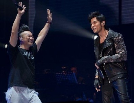 陈奕迅周杰伦同台，当《明明就》遇到《淘汰》，居然毫无违和感！