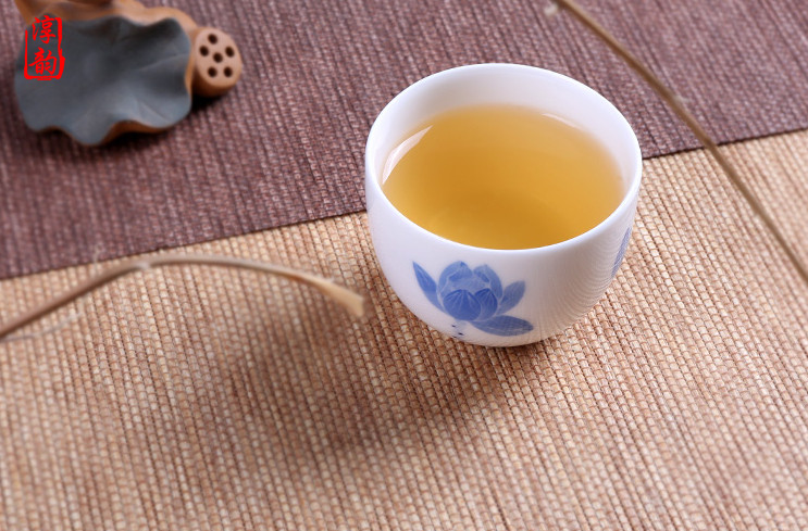 绿茶是用玻璃杯冲泡好喝还是用工夫茶具冲泡好喝？