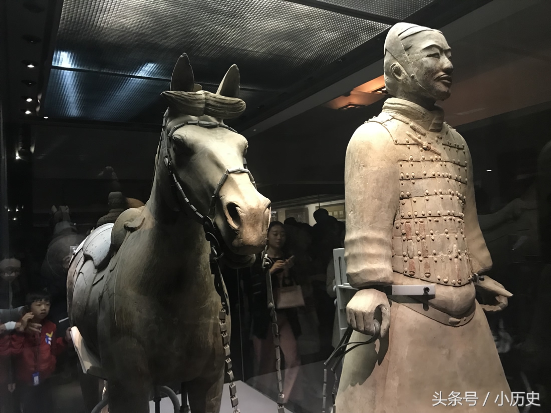 秦始皇兵马俑都灰不溜湫？刚出土时色彩斑斓，15秒后褪色