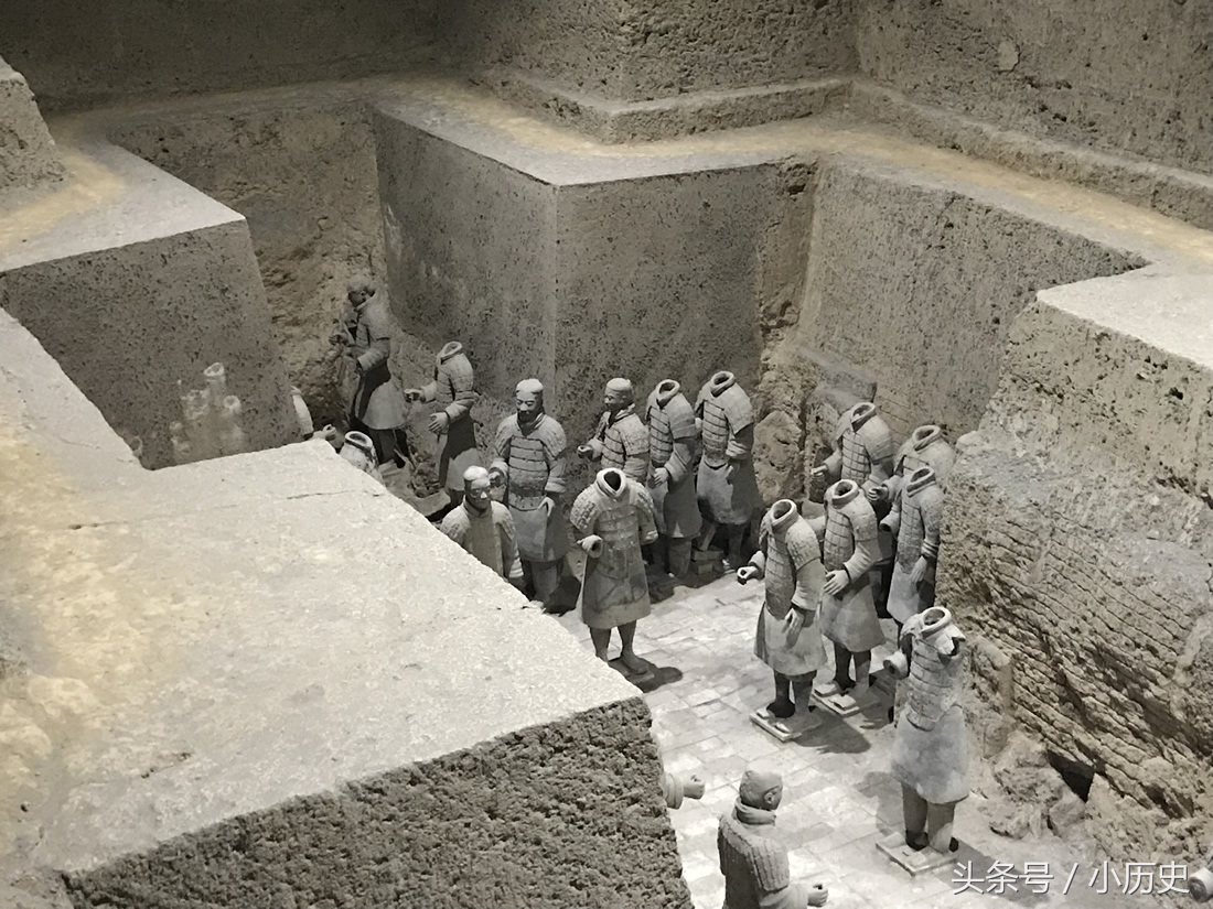 秦始皇兵马俑都灰不溜湫？刚出土时色彩斑斓，15秒后褪色
