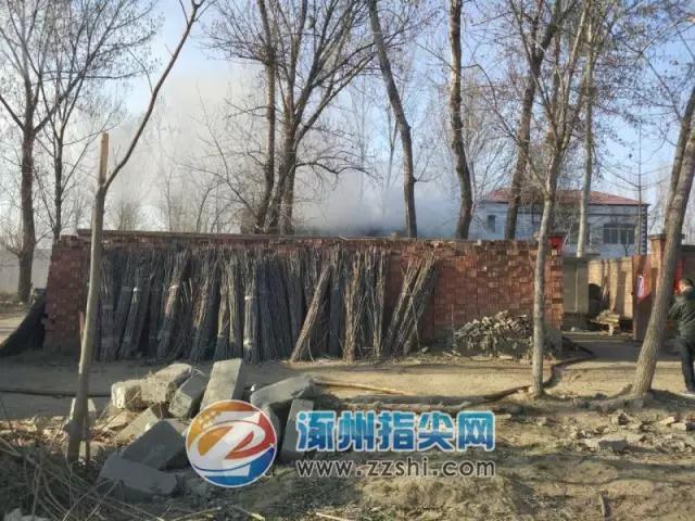 保定涿州码头镇某村发生火灾，家里无人，房子全烧毁了！