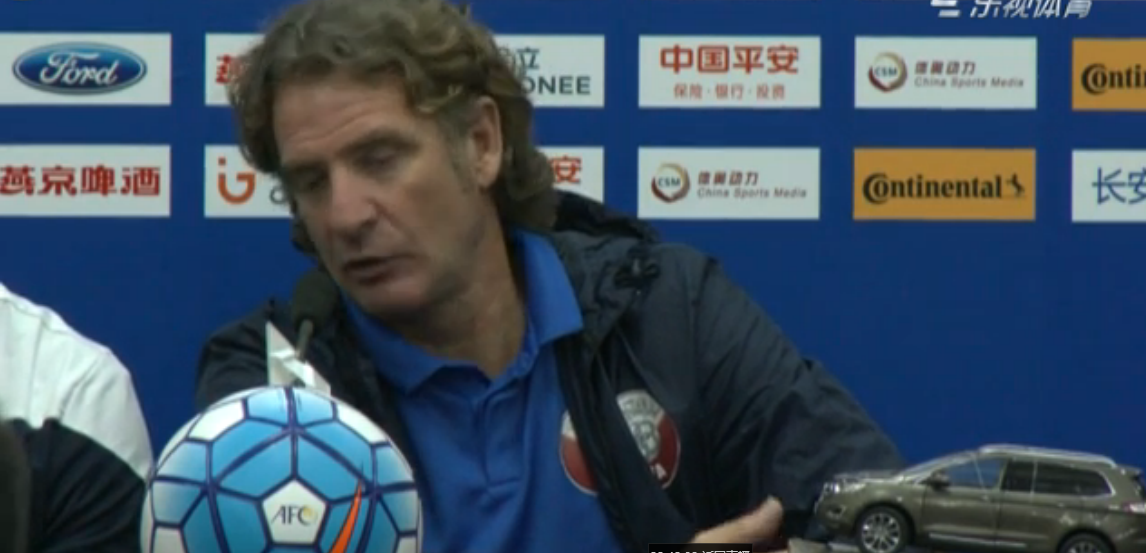 卡塔尔教练表情由轻蔑到痛苦，很高兴是被中国队2:0“打”的！