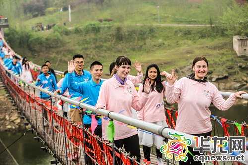 重庆首届青年志愿者花样捐跑活动开跑 共筹两万余元善款