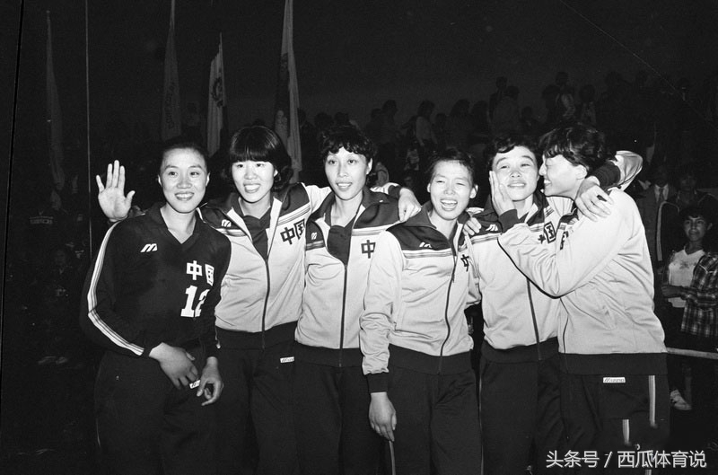 1982年女排世界杯夺冠(老中国女排世锦赛珍贵照片 1982年袁伟民率领中国女排夺得首冠！)