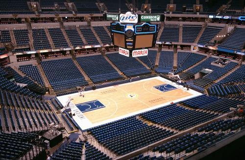 底特律活塞队(奥本山宫殿球馆) 奥本山宫殿球馆位于底特律市郊区的