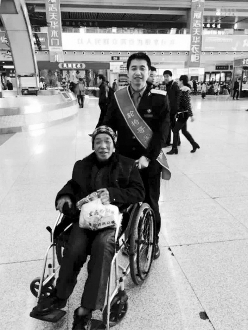 沈阳站志愿者“轮椅哥”陪伴发病外地旅客5小时
