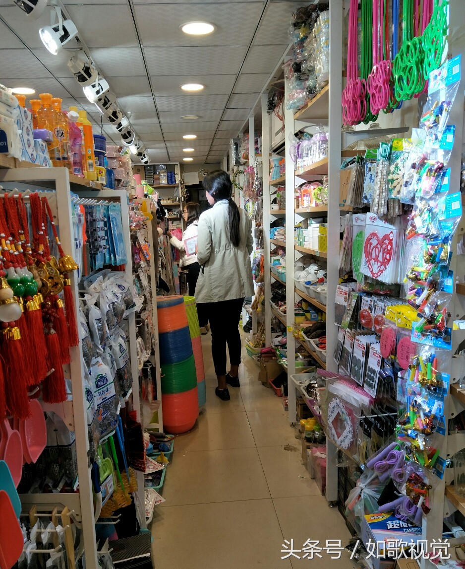 开个2元店需要投资多少钱（揭秘两元店老板赚钱方式）