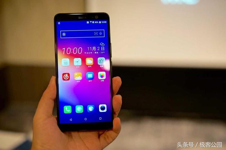 HTC U11+ 上手：全面屏，半透明玻璃后盖，还有一根神线｜首发