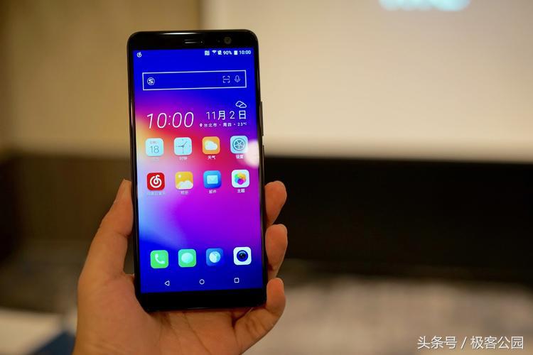 HTC U11+ 上手：全面屏，半透明玻璃后盖，还有一根神线｜首发