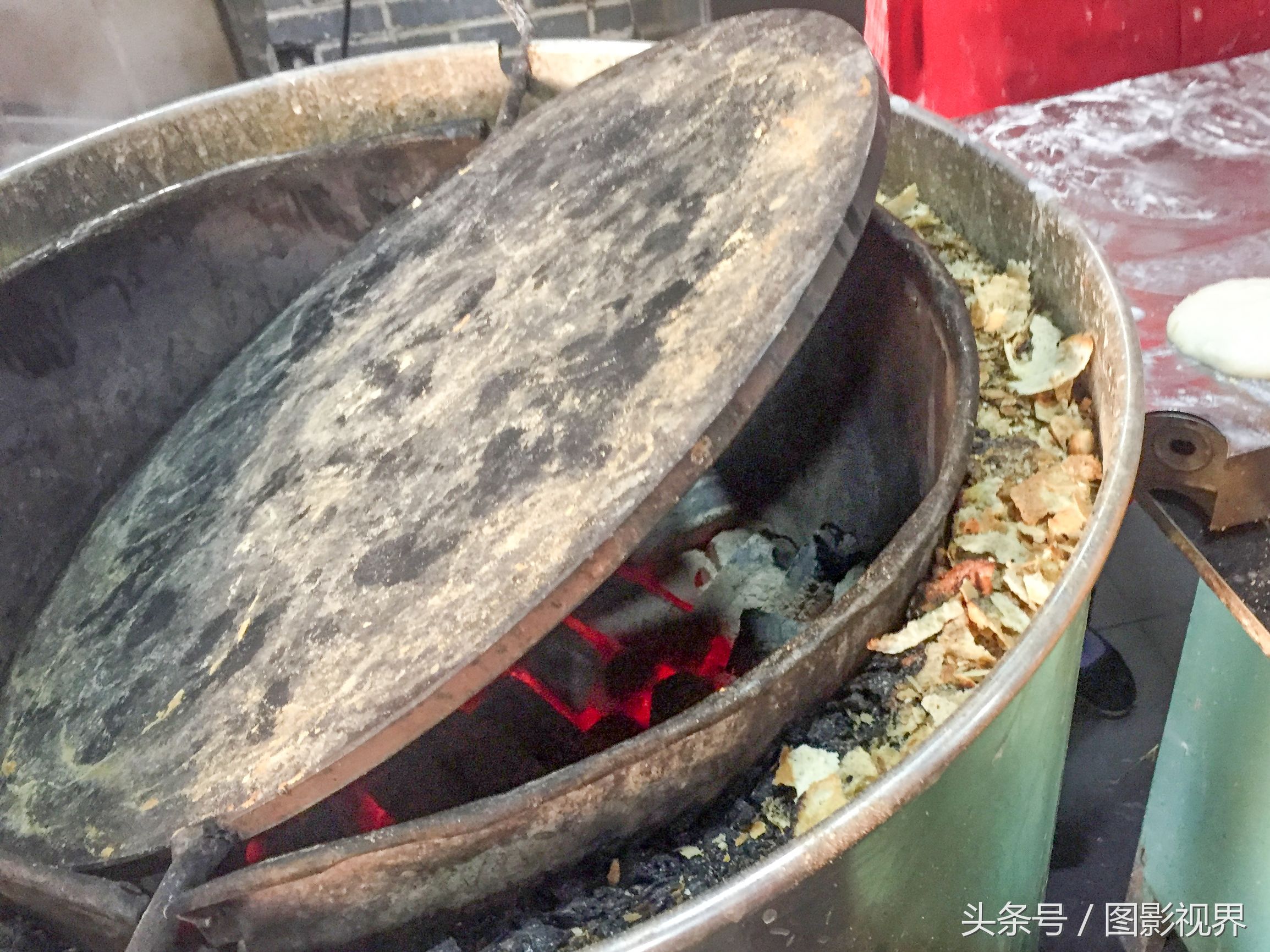 六旬夫妇做武大郎烧饼30年 手艺精湛被大饭店聘请成为招牌美食