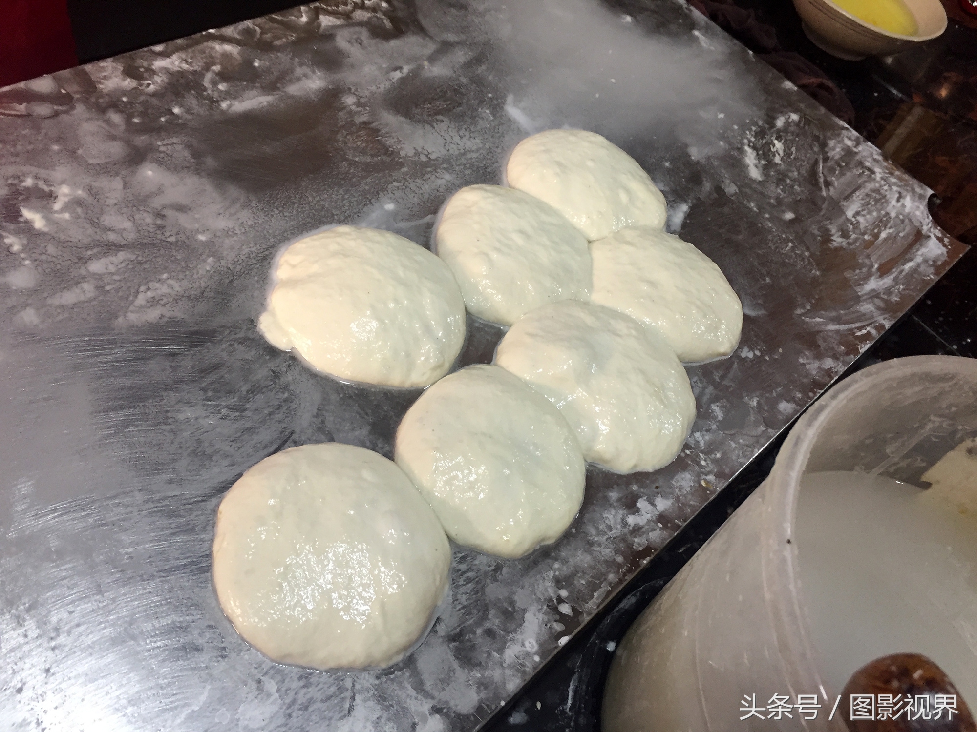 六旬夫妇做武大郎烧饼30年 手艺精湛被大饭店聘请成为招牌美食