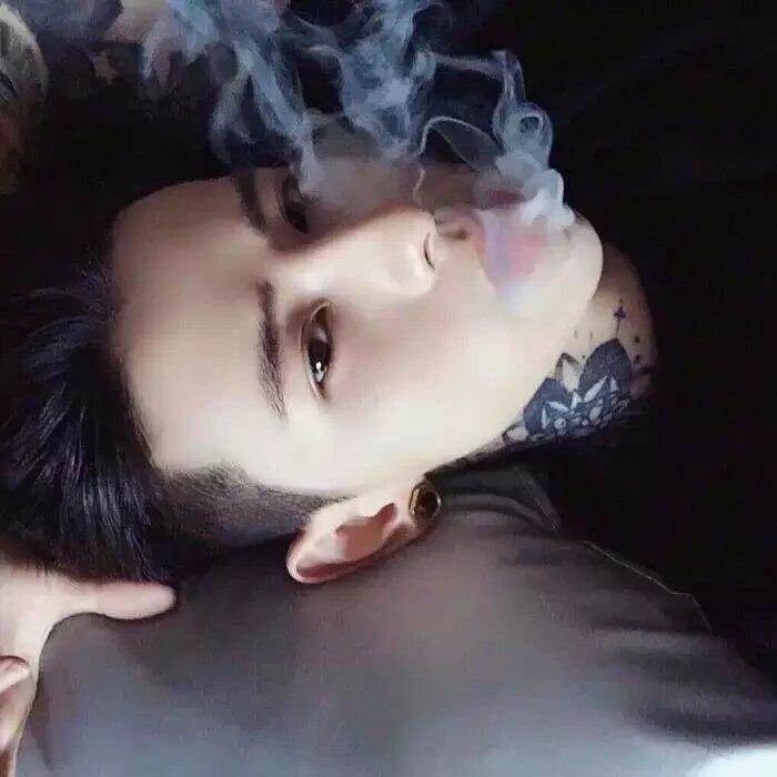 吸烟风格头像 帅气的吸烟头像