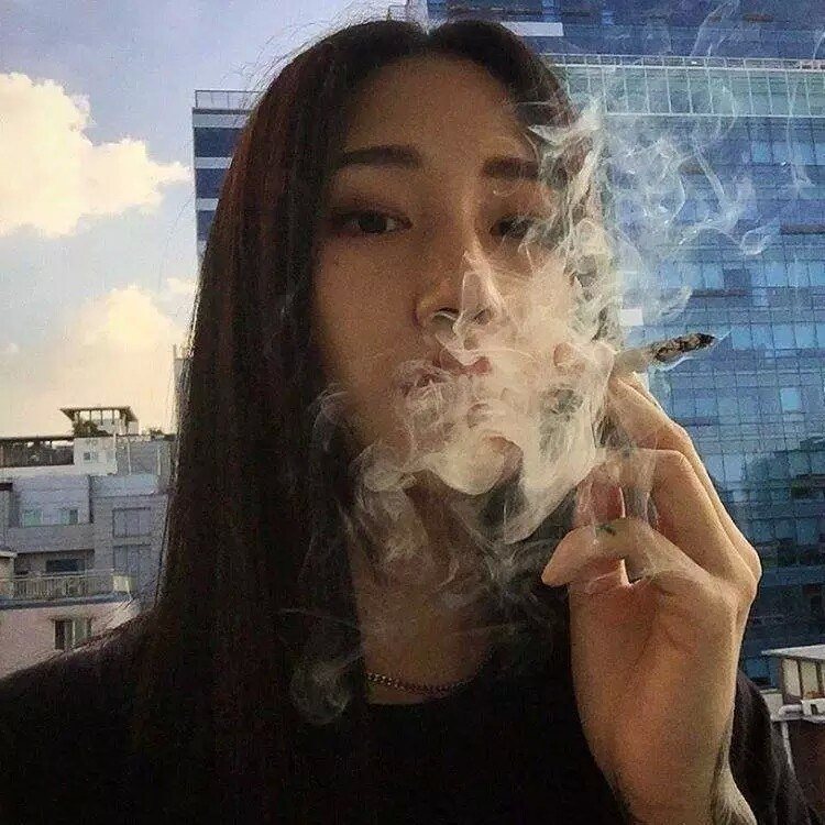 抽烟墨镜头像女生头像霸气头像图片