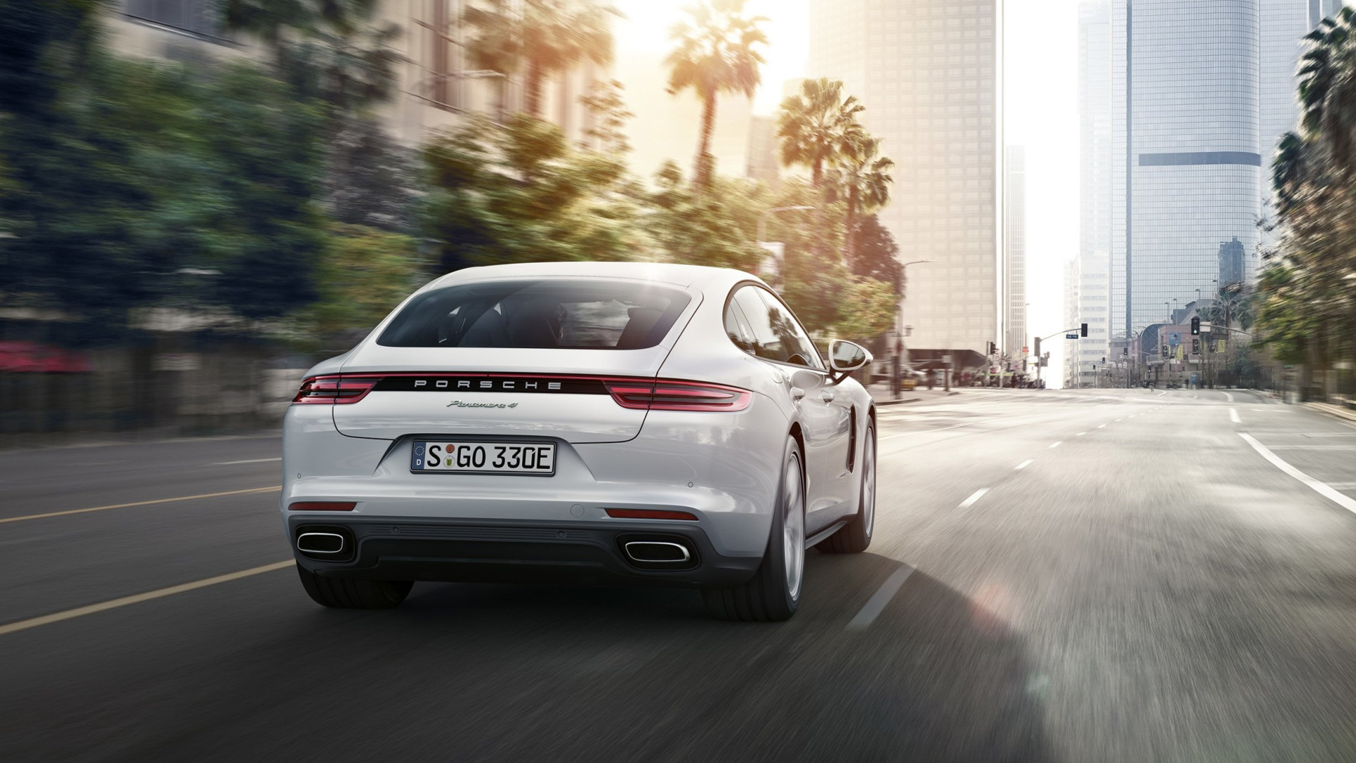 亮白保时捷Panamera4超跑桌面壁纸
