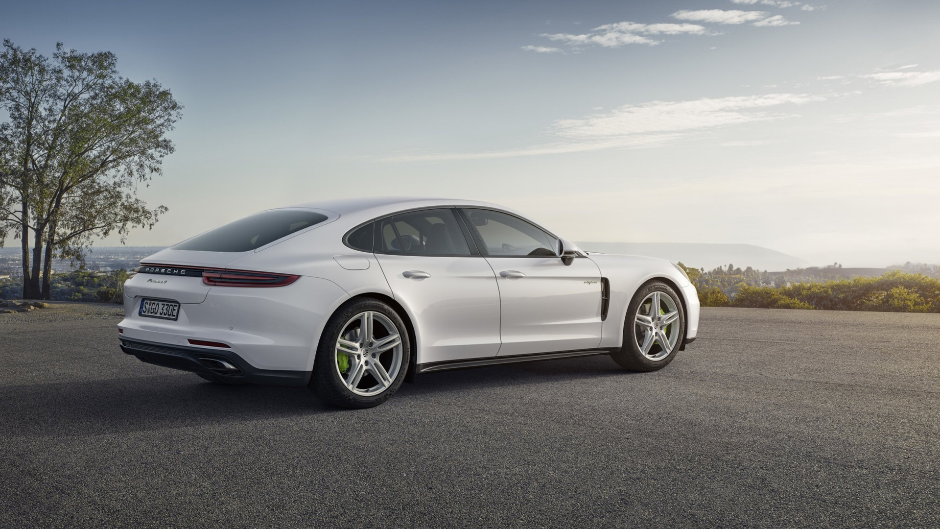 亮白保时捷Panamera4超跑桌面壁纸